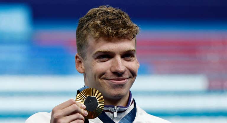Léon Marchand con la medalla de oro en París 2024.