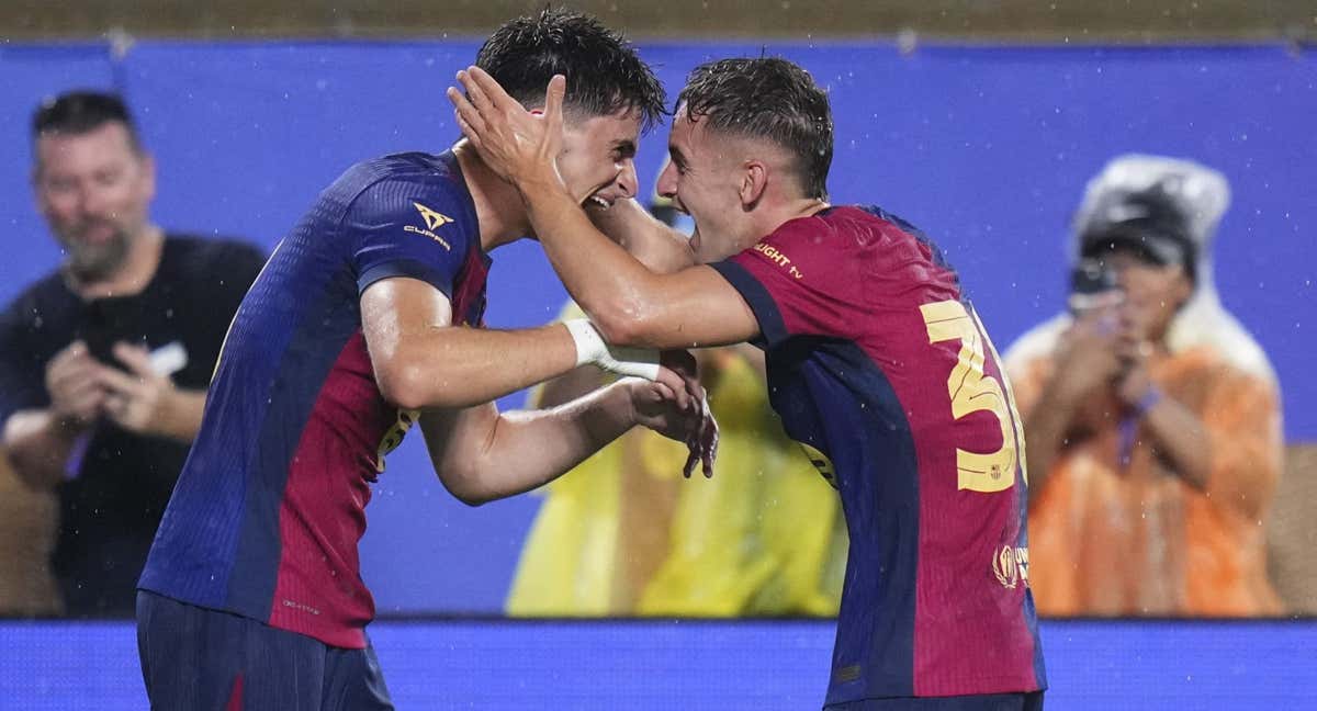 Pau Víctor y Marc Casadó celebran el primer gol contra el Manchester City.