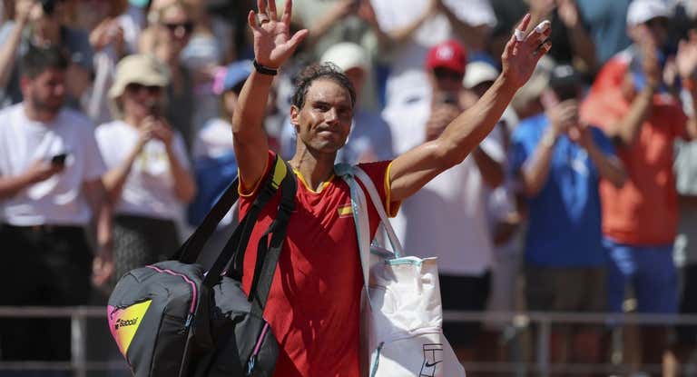 Rafa Nadal se despide de la Phillipe Chatrier.