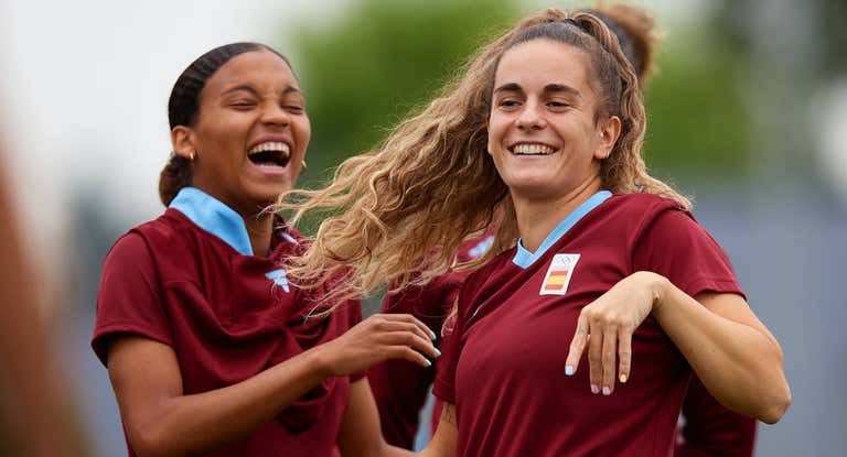 Vicky López y Teresa Abelleira bromean y juegan al fútbol-tenis antes de empezar un entrenamiento con la Selección durante estos JJOO.