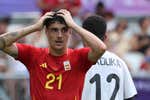 España regala dos goles y el liderato del grupo
