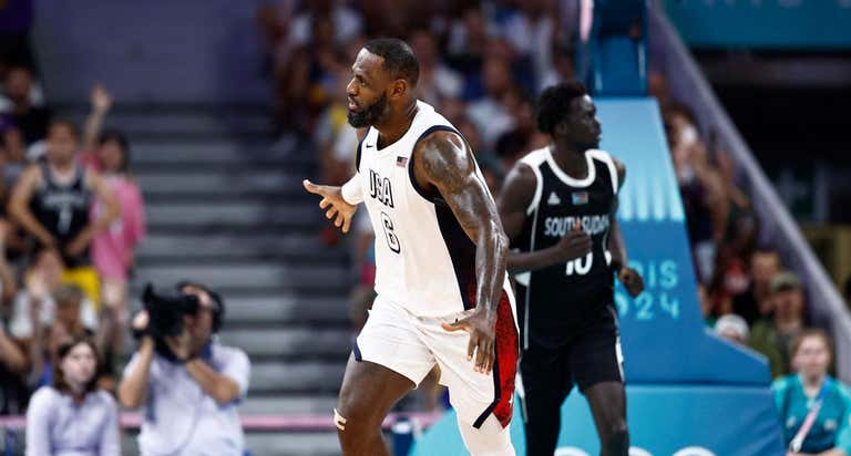 LeBron celebra la victoria de EEUU contra Sudán del Sur.
