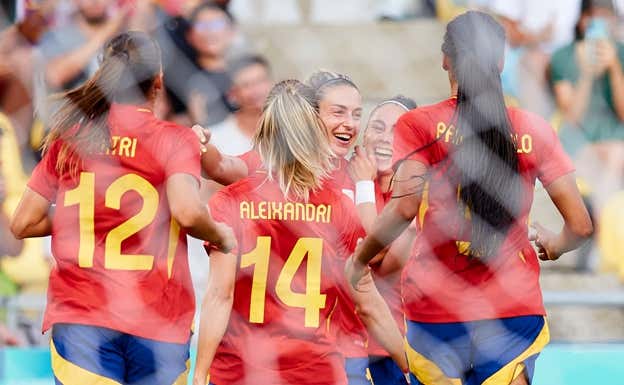 Alexia Putellas celebrando con el equipo su gol.  RFEF