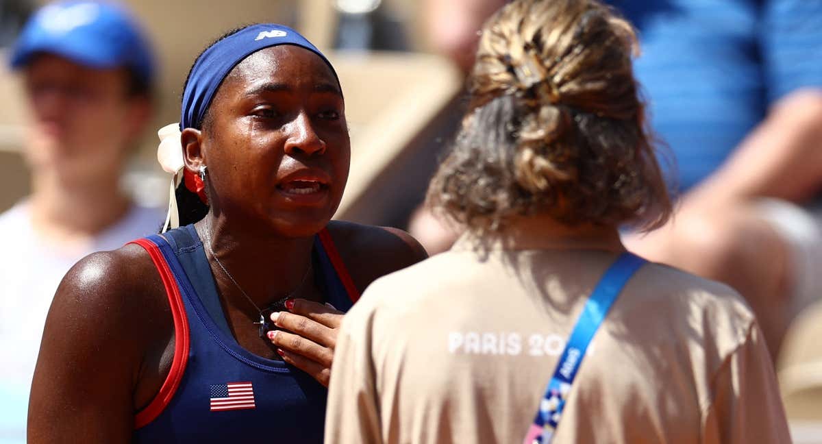 Coco Gauff, llorando ante la supervisora del torneo de tenis, en la Philippe Chatrier./REUTERS