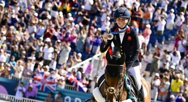 Un bronce culmina la historia de superación de Laura Collet, la jinete que estuvo seis días en coma y perdió la visión en un ojo