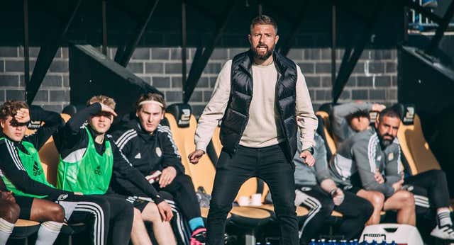 Un trotamundos que abandonó todo por el fútbol: “Mi pareja y yo dejamos nuestros trabajos para ir a Inglaterra, fue la mejor decisión de mi vida”