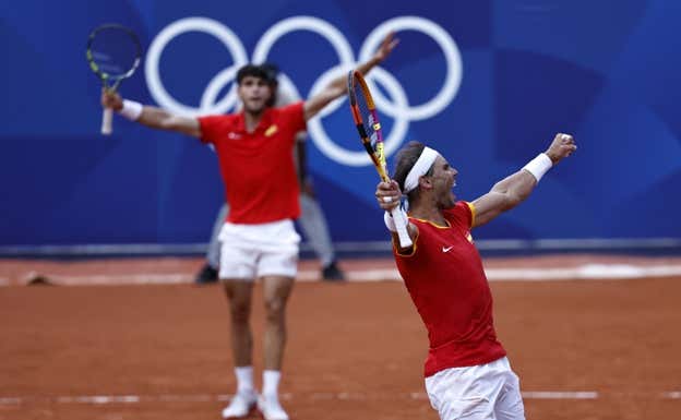 Nadal y Alcaraz celebran un punto con los puños en alto. Efe