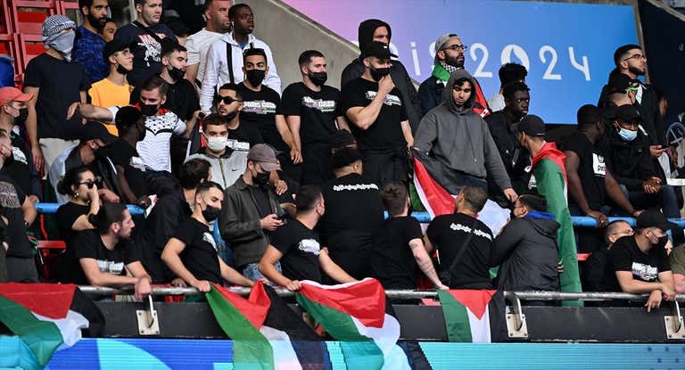 El grupo pro Palestino, en la grada del estadio durante el partido entre Israel y Paraguay.