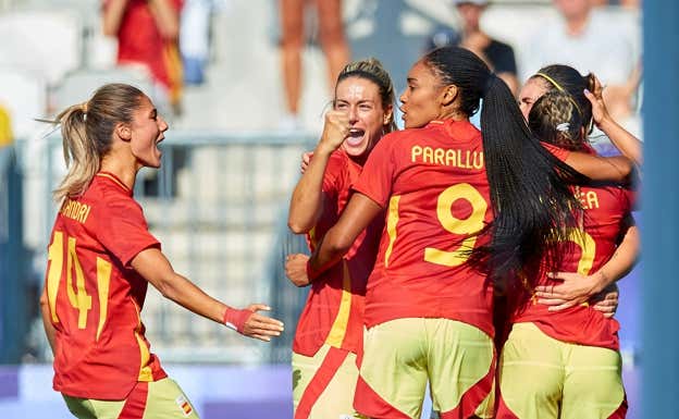 Las jugadoras de España celebrando el gol de Athenea.  RFEF