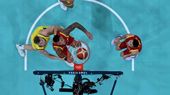 España y Australia pelean por un rebote en el primer partido de los JJOO/Reuters