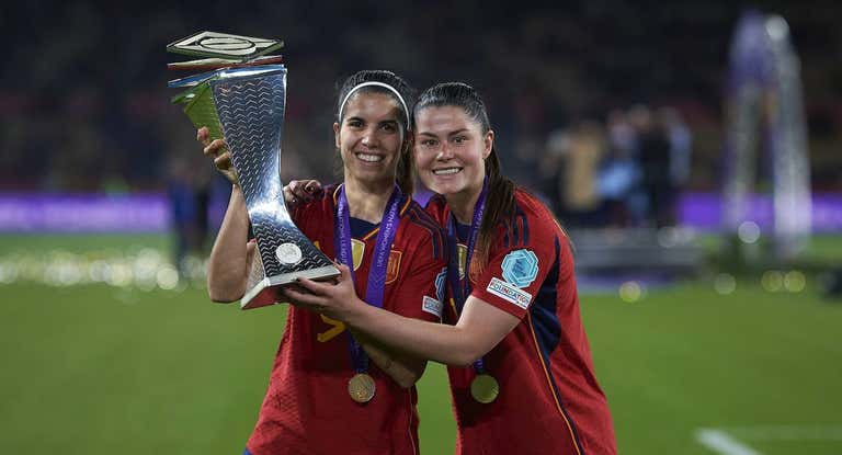 Alba Redondo y María Méndez posan con el trofeo de campeonas de la Nations League.