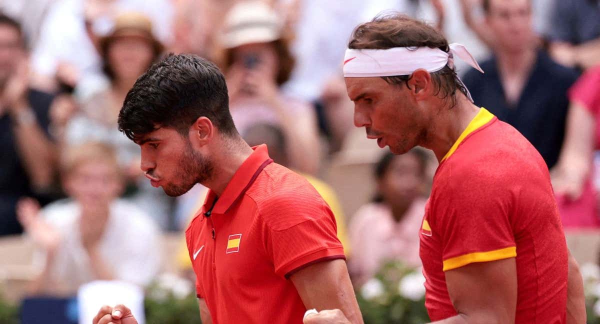 Nadal y Alcaraz celebran en los Juegos Olímpicos de París 2024, donde vienen avanzando con mucho esfuerzo. /REUTERS