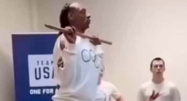 El rapero Snoop Dogg demostró sus habilidades con el deporte en París.