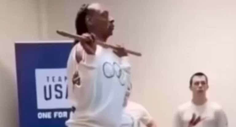 El rapero Snoop Dogg demostró sus habilidades con el deporte en París.