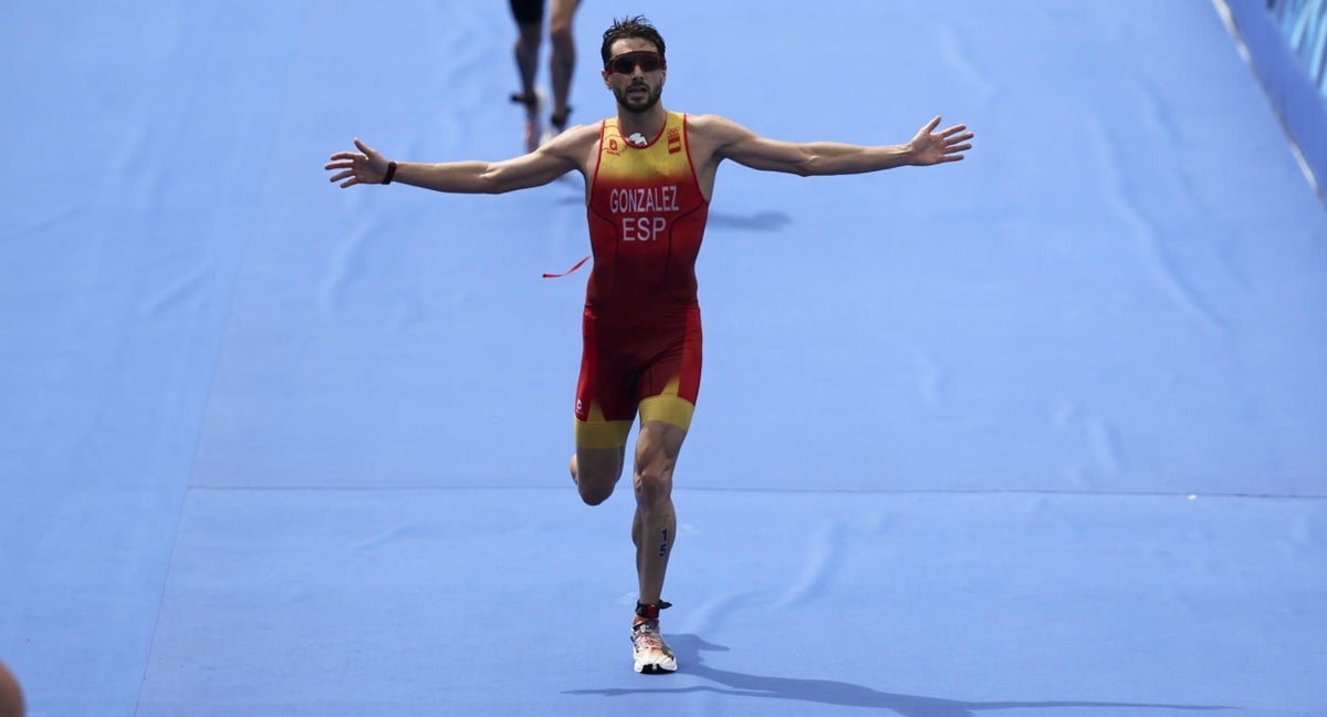 Alberto González cruza la línea de meta en el triatlón de los Juegos de París.