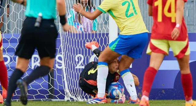 La Selección salva su primer revés: Cata Coll ‘sobrevive’ al golpe en la nariz y apunta a los cuartos de final