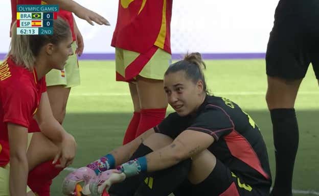Cata Coll, tras el choque con Lauren.  Eurosport
