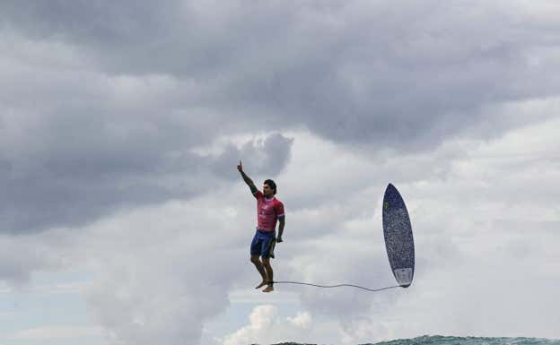 El vuelo icónico de Gabriel Medina. JEROME BROUILLE/AFP