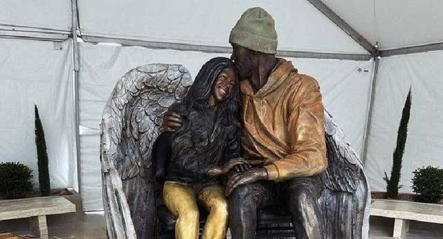 Los Lakers inauguran una nueva estatua en recuerdo de Kobe Bryant y su hija Gigi