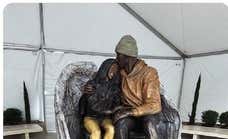 Los Lakers inauguran una nueva estatua en recuerdo de Kobe Bryant y su hija Gigi