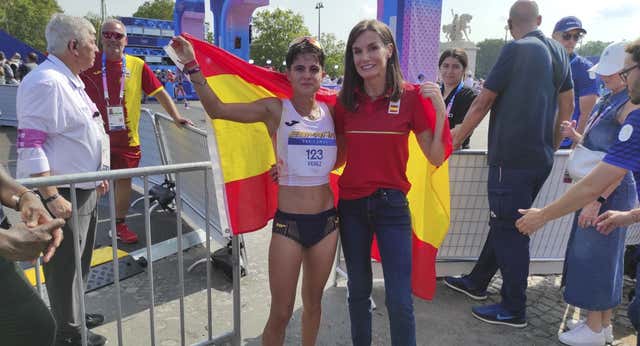 Estampitas y sombrillas: así enderezó España su medallero en un jueves mágico