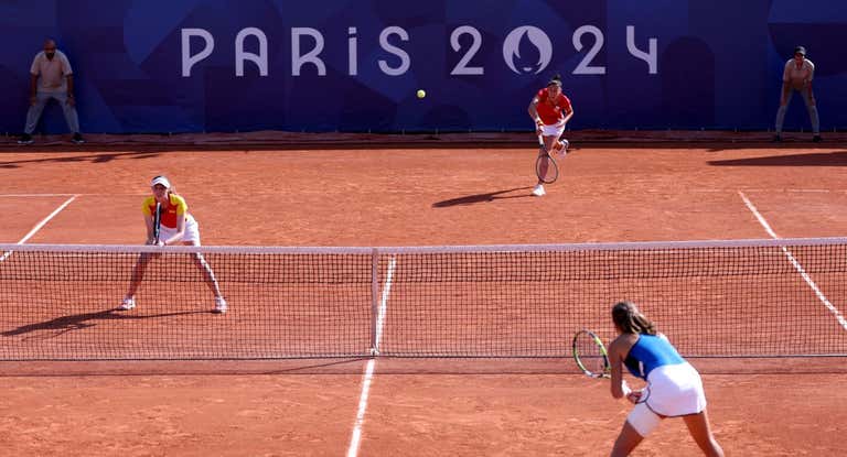 Cristina Bucsa y Sara Sorribes, la pareja española que ya está en cuartos del dobles femenino en París 2024.