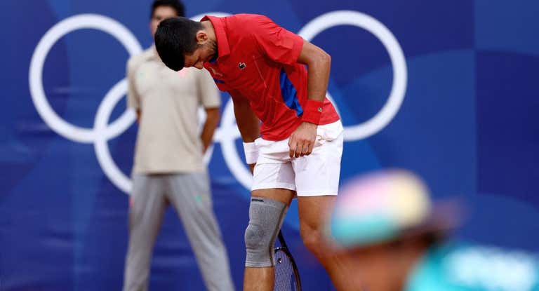 Djokovic se clasifica a las semifinales de los Juegos Olímpicos con molestias en la rodilla derecha.