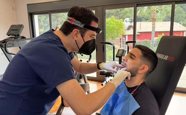 El doctor Manuel Máiquez preparando el protector bucal de Ilia Topuria. UCAM