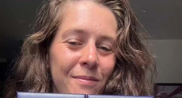 Kimberley Woods, bronce en K1, ha enseñado cómo es su presea y la caja en la que se entrega.