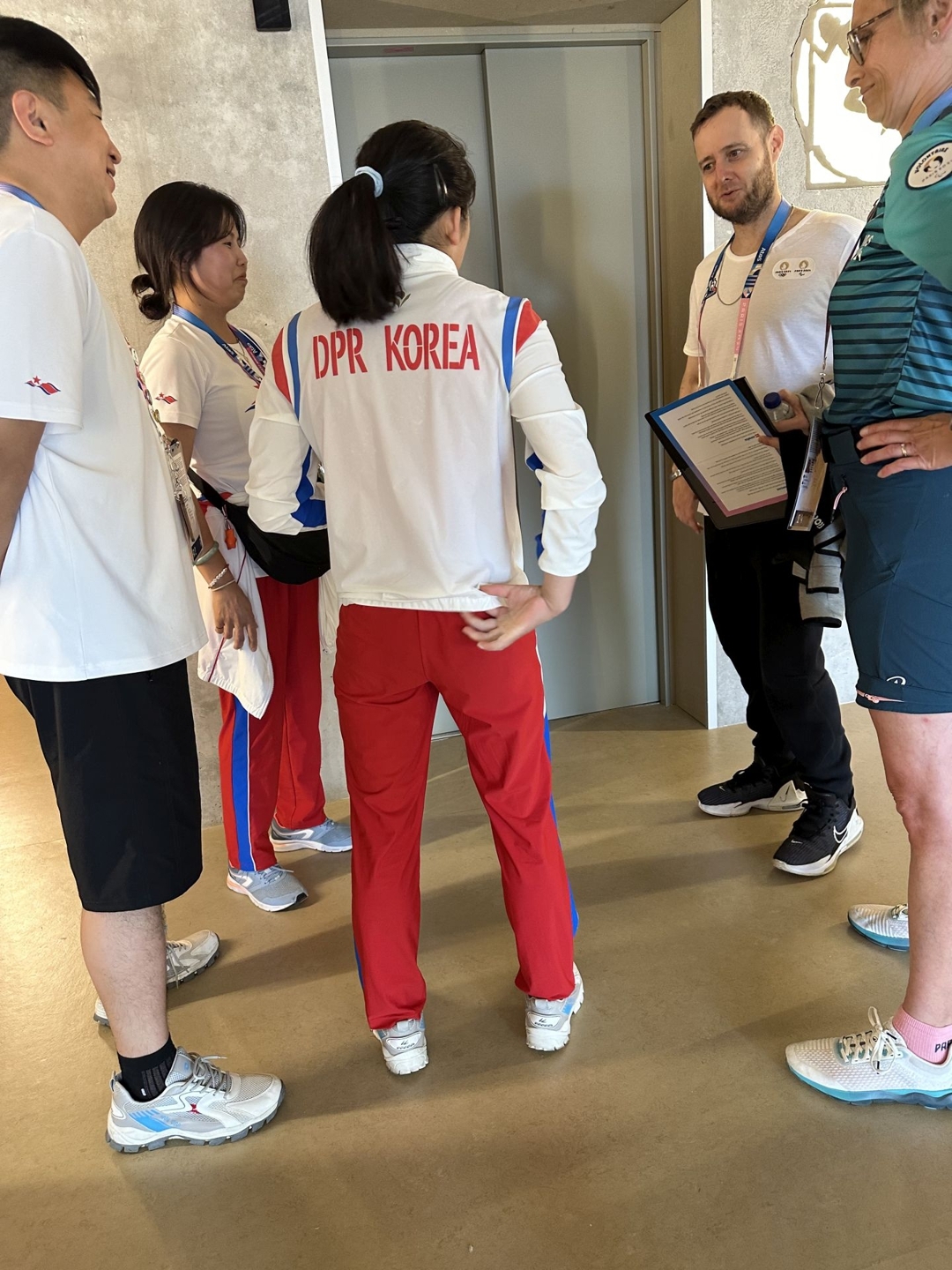 Miembros de la delegación de Corea del Norte y encargados del control antidopaje en la Villa Olímpica.
