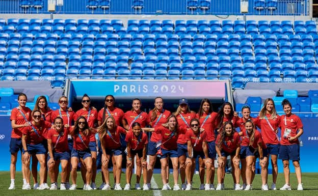 Las  jugadoras de España en el estadio de Lyon.  RFEF