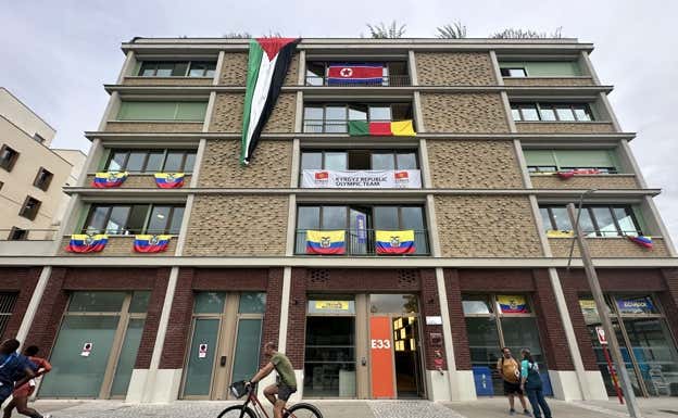 Vista del exterior del edificio en el que se aloja la delegación norcoreana en la Villa Olímpica.