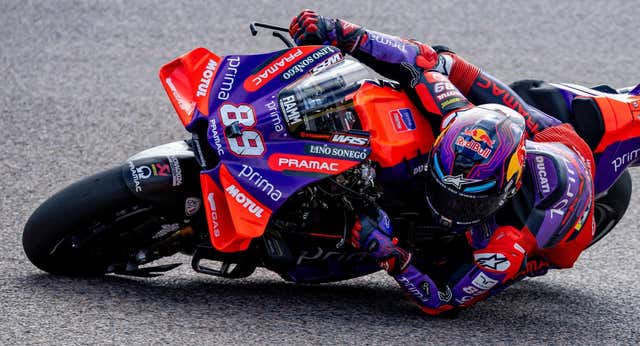 Jorge Martín no da tregua y lidera el estreno de Silverstone mientras Marc Márquez salva los muebles
