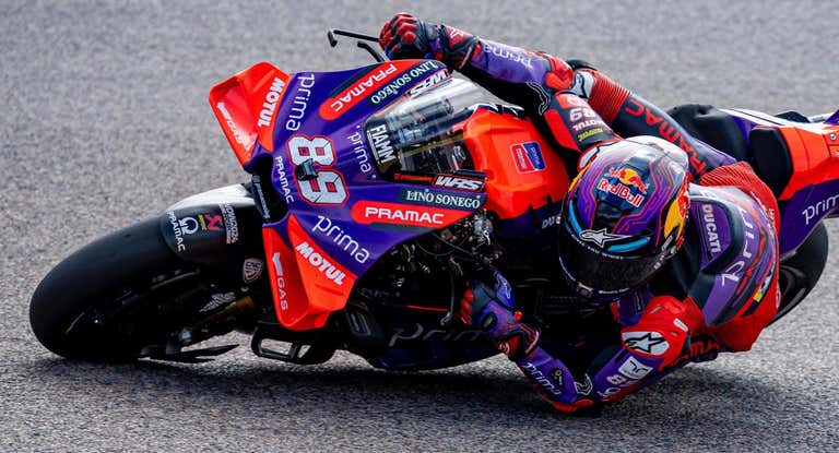 Jorge Martín no da tregua y lidera el estreno de Silverstone mientras Marc Márquez salva los muebles