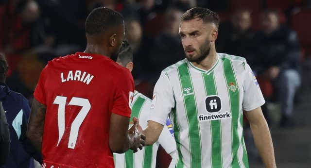El Betis no negociará por Pezzella y el central tiene la palabra sobre su futuro