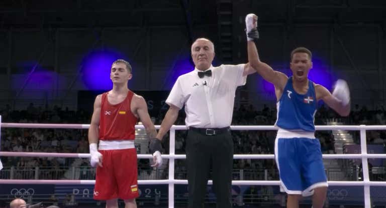 Rafa Lozano Jr. se lamenta y Yunior Alcántara celebra la decisión arbitral en los cuartos de final de los Juegos Olímpicos de París 2024.