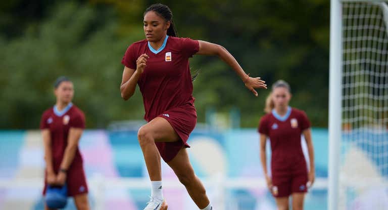 Salma Paralluelo, jugadora de la Selección, durante el entrenamiento previo al partido de cuartos de final ante Colombia.