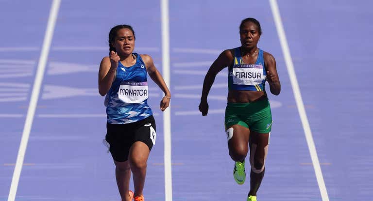La atleta de Islas Salomon Sharon Firisua, en carrera junto a Temalini Manatoa, de Tuvalu.