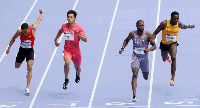 Noah Lyles gana la primera serie de los 100 metros en los Juegos Olímpicos de París 2024.