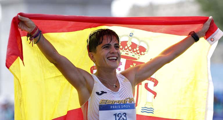 La granadina María Peréz celebra la medalla de plata en 20 km marcha que consiguió en París 2024.