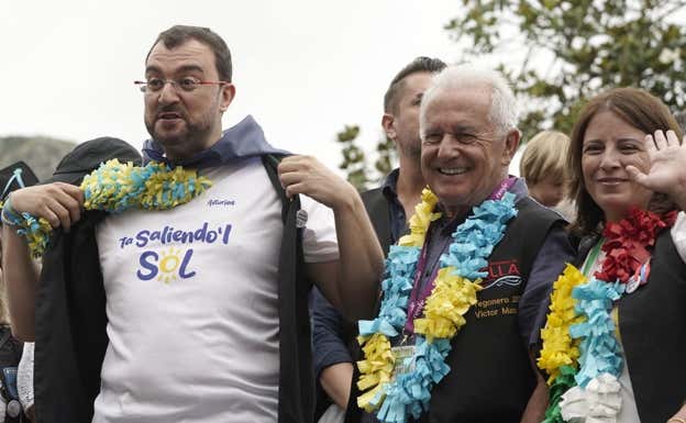 El presidente del Principado, Adrián Barbón (I), acompañado del cantante asturiano Victor Manuel y la delegada del Gobierno en Asturias, Adriana Lastra, participan en los actos organizados con motivo del 86º Descenso Internacional del Sella. EFE
