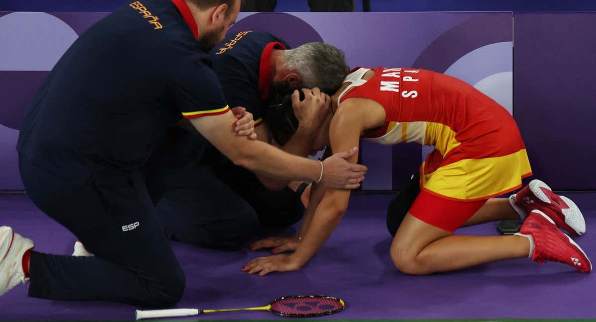 Carolina Marín, consolada por su entrenador Fernando Rivas.