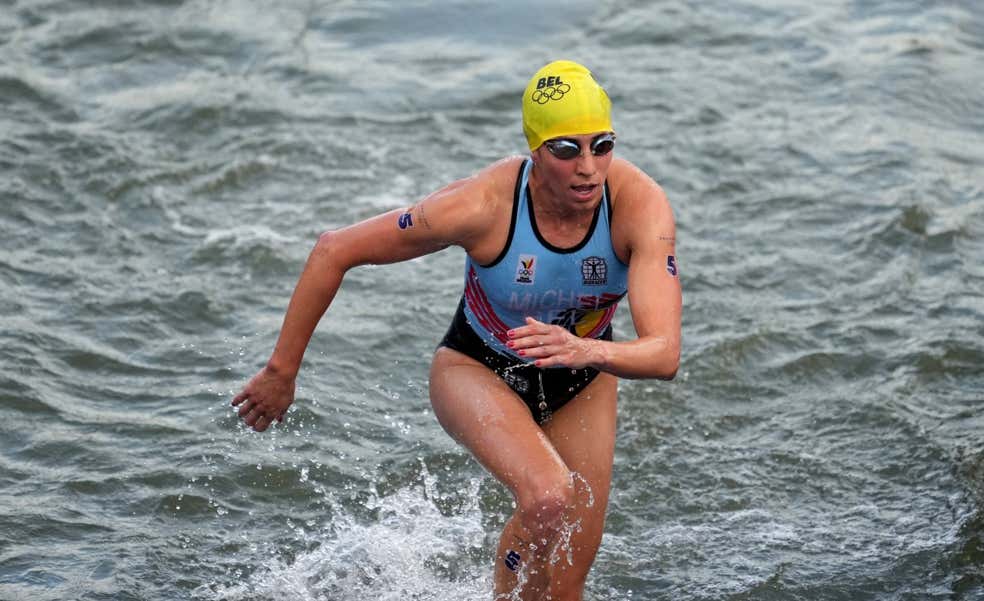 Una triatleta belga que nadó en el Sena, hospitalizada por cuarto día por una bacteria relacionada con el consumo de agua contaminada