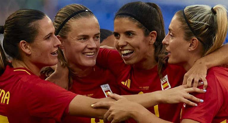 Laia Codina, Irene Paredes, Alba Redondo y Alexia Putellas celebran el gol de Paredes en los cuartos de final de los Juegos Olímpicos ante Colombia.