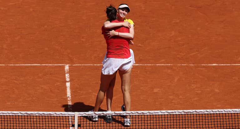 Sara Sorribes y Cristina Bucsa celebran su bronce en los Juegos Olímpicos de París.