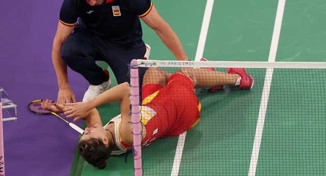 Carolina Marín revive su drama con las lesiones y abandona en semifinales cuando dominaba con claridad