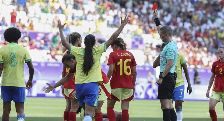 Marta fue expulsada ante España.