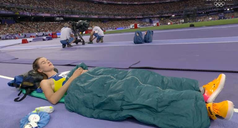 Yaroslava Mahuchikh, descansando entre salto y salto durante la final.