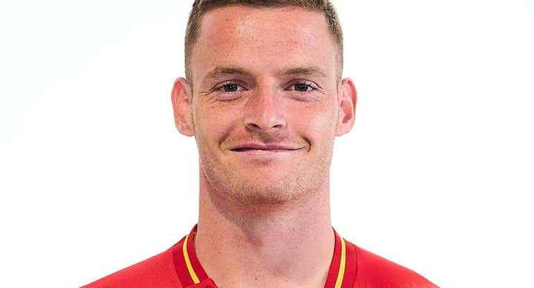Sergio Gómez posa con la equipación oficial de la Selección en los JJOO.