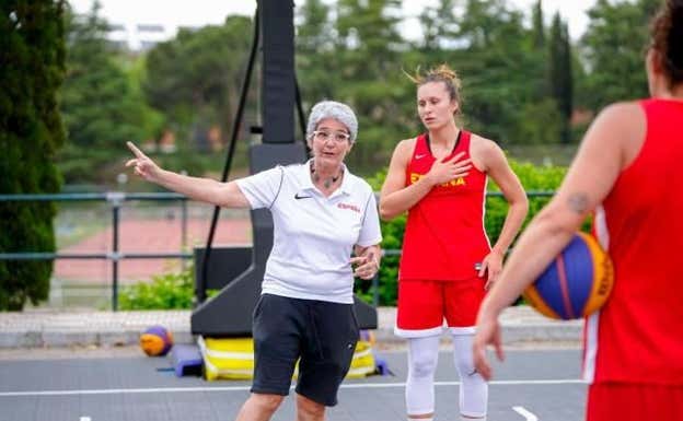 Ana Junyer entrenando a la Selección Española.  FEB